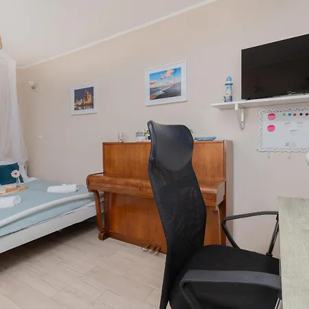 Turquoise With Balcony In Downtown By Renters شقة